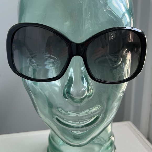 Prada sunglasses: wide shape in black. Flattering on most faces. - Picture 5 of 7